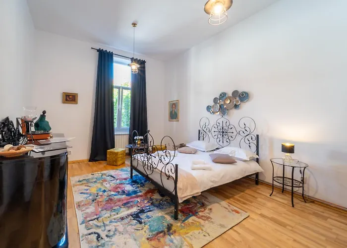 Historic 5 Star Apartment In The Main Plaza